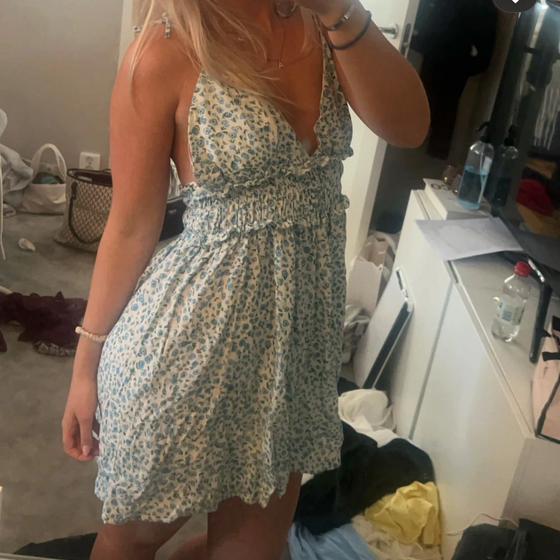 Blommig sommarklänning med öppen rygg - 2