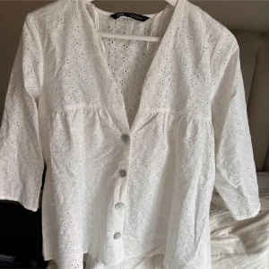 Vit Blus  - Vit blus från Zara💞 Säljer då den inte passar mig. Använd fåtal gånger, därav i bra skick🤗