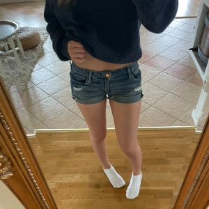 Lågmidjade jeansshorts  - Jättesnygga lågmidjade jeansshorts! Midjemåttet är 34cm🩷