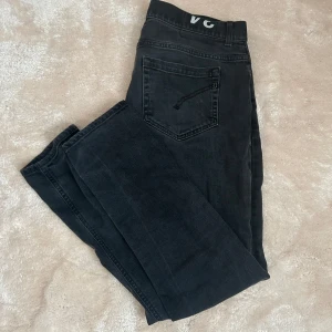 Dondup George - Säljer ett par tvär feta dondup jeans som är i modellen George, storlek W34 men passar dig som har vanligtvis W32. 