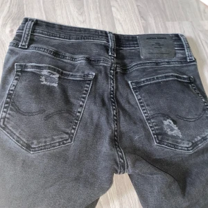 Jack & Jones jeans - Säljer mina feta Jack & Jones jeans då dom är för små för mig, slitningarna är en del av designen, hör av dig vid frågor och pris🙏