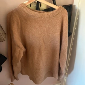 Beige stickad tröja med rund hals - Mysig beige stickad tröja med rund halsringning och långa ärmar. Tröjan har breda ribbade muddar vid ärmslut och nederkant, perfekt för kyligare dagar. Enkel och stilren design som passar till mycket. Från hm