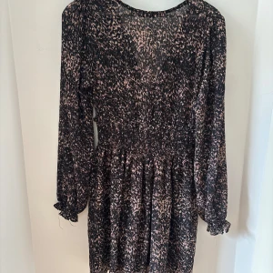 Långärmad klänning - Långärmad klänning från Nakd med snygg passform