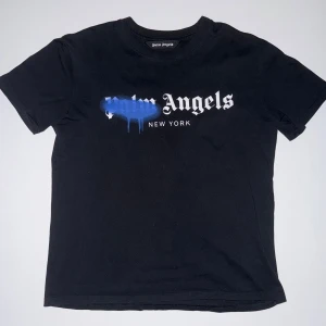 Palm Angels Svart Tröja - Svart Palm Angels T-shirt, välbehandlad och inga spår av användning eller skador finns.