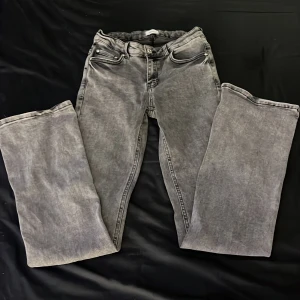 Grå jeansbyxor från Grunt - Säljer ett par grå bootcut jeans från Grunt med klassisk femficksdesign. Knappt använda