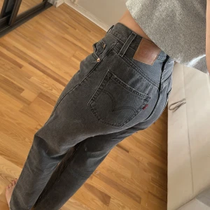 Gråa Levis 501 90’s jeans - Säljer ett par mörkgråa Levis 501 i 90’s jeans med raka ben och hög midja. Jeansen har knäppning med knappar. Jag är 166 cm lång. Knappt använda. Ord. Pris: 1299 :-