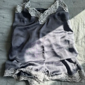Pyjamas🩵🩵🩵 - Mörkblå as gullig pyjamas i fint skick, passar alla storlekar skulle jag säga💕💕