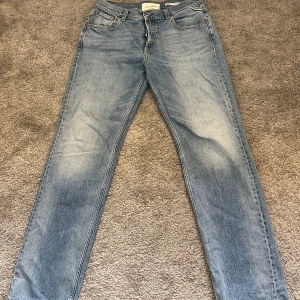 Ljusblå raka jeans - Säljer ett par ljusblå jeans från replay med rak passform och högmidja. Jättesköna och snygga men får tyvärr inte plats i garderoben. Ny pris 1200