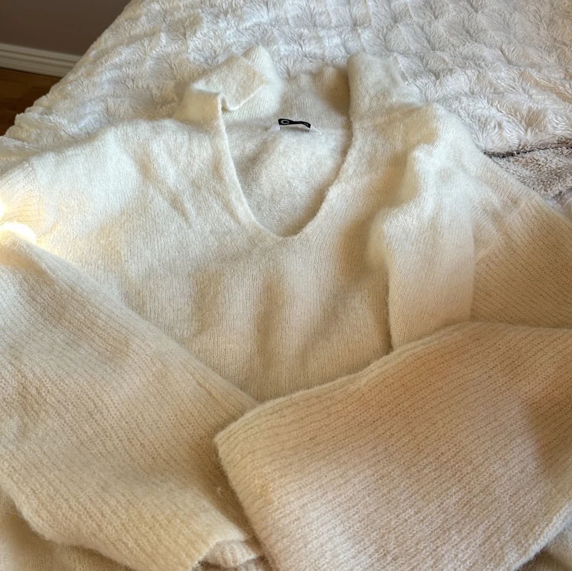 Mysig Vit stickad tröja med v-ringning