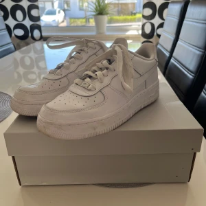 Nike Air Force 1s - Säljer pga för stora! Använd fåtal gånger, lite smutsiga. För fler bilder skriv pm 🫶🏻Pris kan diskuteras vid snabb affär!