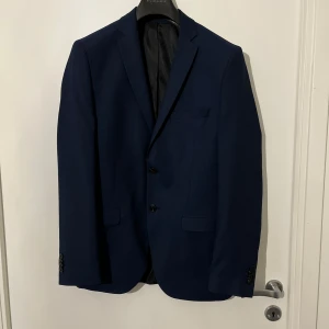 Marin blå kostym - Marin blå kostym från Jack and Jones premium, ny skick, storlek 46 = S,Xs, kom gärna med bud