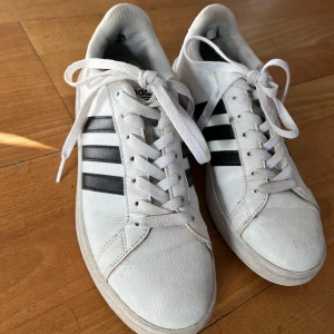  Adidas sneakers - Säljer ett par klassiska vita Adidas sneakers. Små defekter förekommer, tyget har slitits vid hälen och gått sönder något. Memory foam i sulan. Fraktas med PostNord spårbarfrakt som köparen står för. Pris- 150 + frakt. Swish🌸