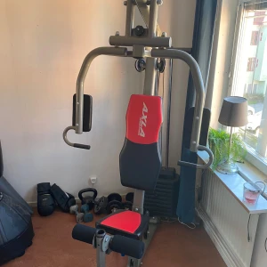 Gymmaskin - Kan träna alla muskelgrupper i den utan att ta jätta mycket plats. Hämtas i Örebro