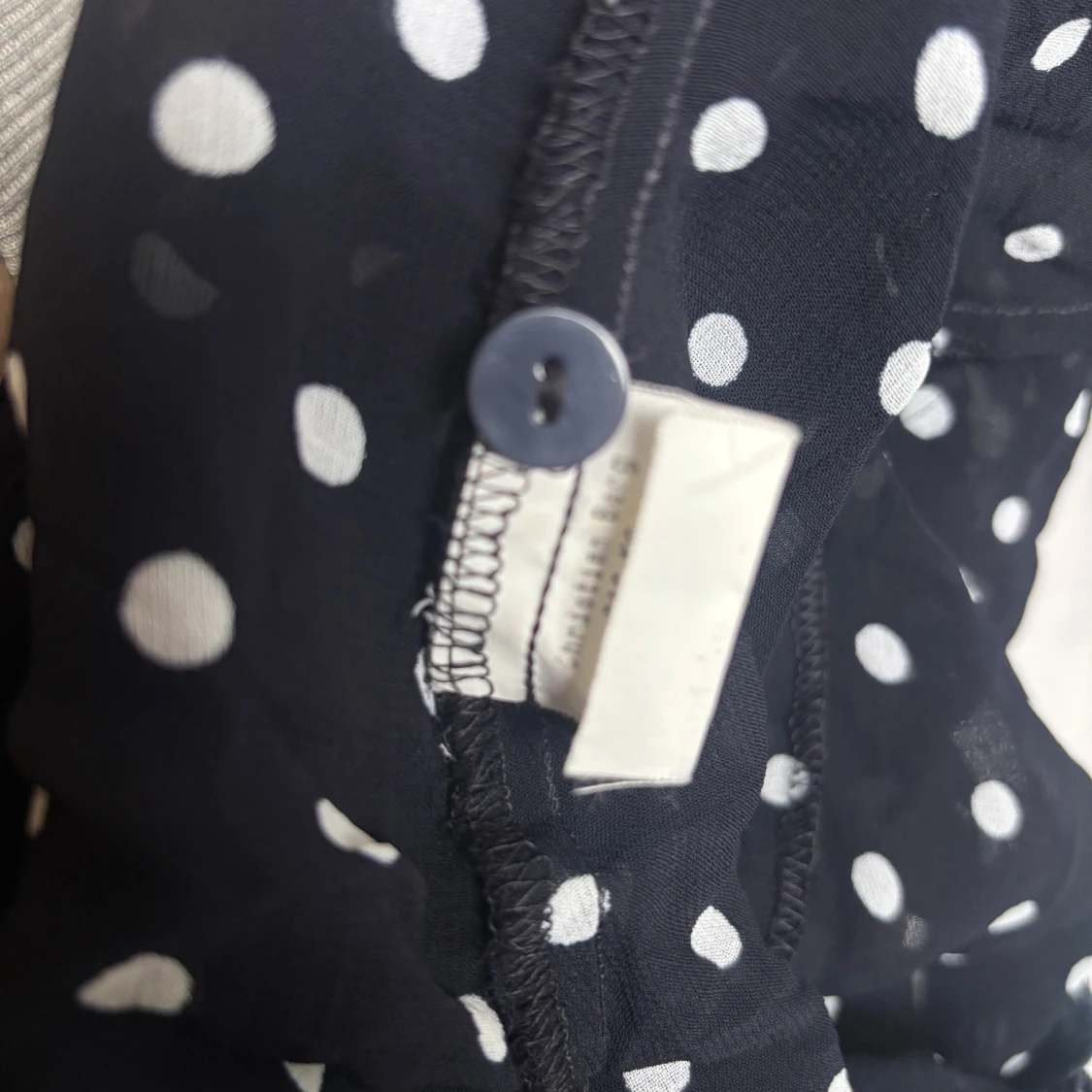 Söt prickig topp med knytning i ryggen💕 - 3