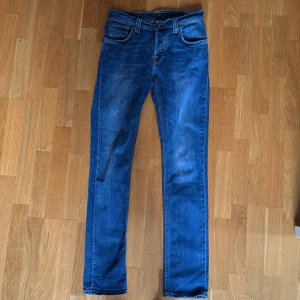 Nudie Jeans - Riktigt snygga nudie jeans i modell grim Tim, de är i mycket bra skick förutom den slitningen vid bakreficka med de inget som syns. Storlek W31 L34.