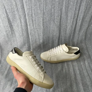 Saint Laurent skor  - Säljer ett par Saint Laurent skor! Skorna är i storlek 42 men är stora i storleken! Hör gärna av dig om du har frågor! 