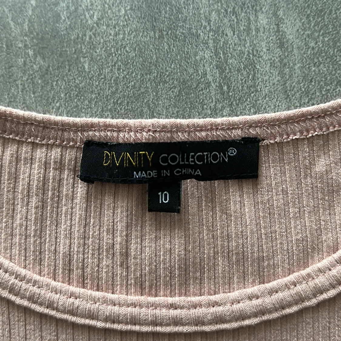 Ljusrosa ribbad klänning från Divinity Collection - 3