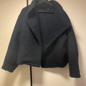 Teddyjacka från Gina Tricot - Mysig marinblå teddyjacka från Gina Tricot med oversized passform. Jackan har en fluffig, mjuk yta som ger en trendig look. Snygg till både utekvällar och skola. 