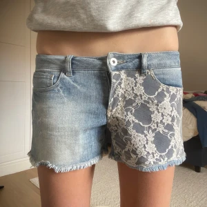 Lågmidjade shorts med spets - Midjemåttet tvärs över ca 39cm men passar mig som har höftomkrets ca 85-86cm