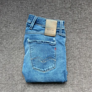 Replay anbass  - Hej säljer nu dessa tvär snygga replay jeans i modellen anbass och som är i storlek 28/32. Skick 8/10 inga hål eller fläckar. Kom dm för mer frågor och bilder 😊🙌