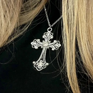 silver korshalsband - superfint skick, kedjan är 50 cm lång och självaste korset är 7cm långt och 5cm brett. <3*-. kontakta mig privat för frågor osv <33