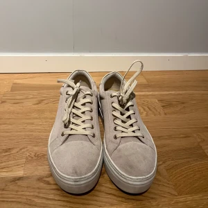 Beige sneakers från Vagabond - Säljer ett par stilrena beige sneakers från Vagabond i storlek 40. För fler bilder skriv privat💗