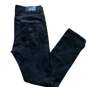 Nudie Jeans FÖRST TILL KVARN - | Svart Nudie jeans | Skick 7/10, lite små slitningar, det som syns på bilderna! | Storlek 31/30 | Hör av er vid funderingar | 