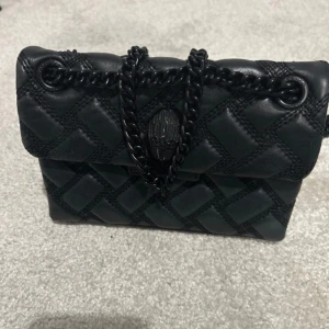 Kurt Geiger väska liten -  Säljer den lilla modellen av Kurt Geiger!!💓 använd vilket syns men inget man tänker på ☺️ originalpåse/förpackning medföljes!