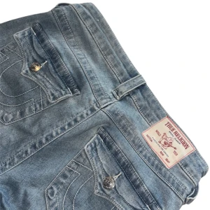 True religion bootcut jeans - jätte fina true religion jeans (becca) i strl 27. Nypris är 1299 kr men säljer de för 850 kr. Typ helt oanvända och inga skador eller så😗 kontakta mig om ni har funderingar oså vidare🫶🏼 