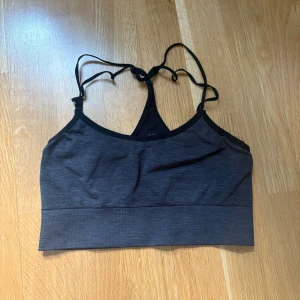Sport bh  - Sport topp/bh från H&M, väldigt bra skick! Knappt använd (ingen luktk), saknar inlägg 