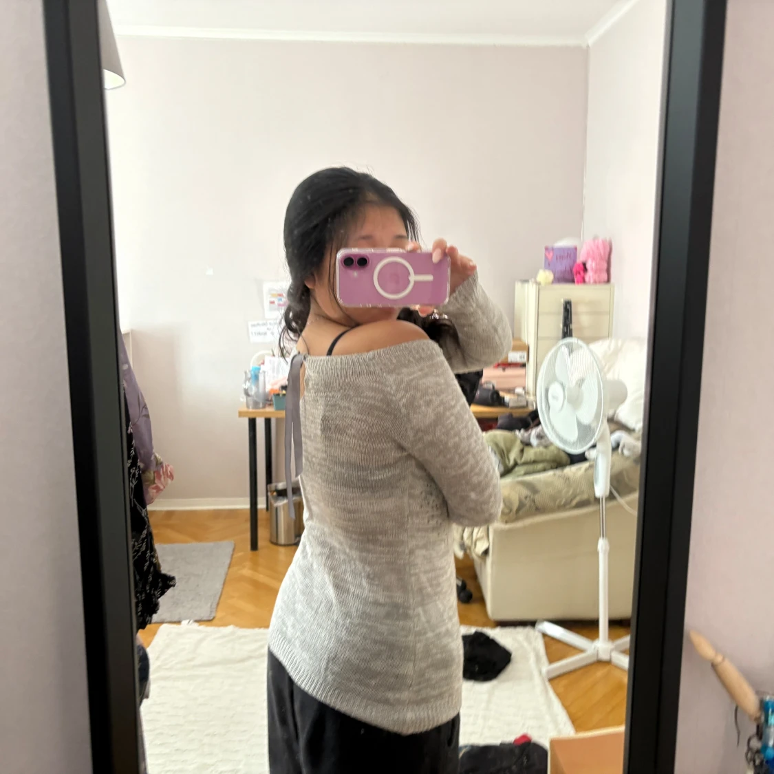 Grå tröja med öppen axlar  - 1