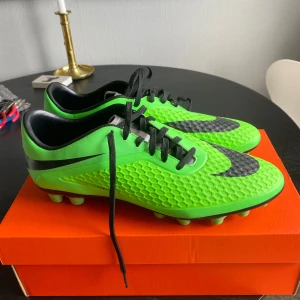Nike Hypervenom fotbollsskor i neon-grön - Tjena säljer nu ett par Hypervenom DF/AG pro Helt oanvända bara testade, Perfekta för dig som vill sticka ut på planen. Hör av er gällande frågor och bilder!