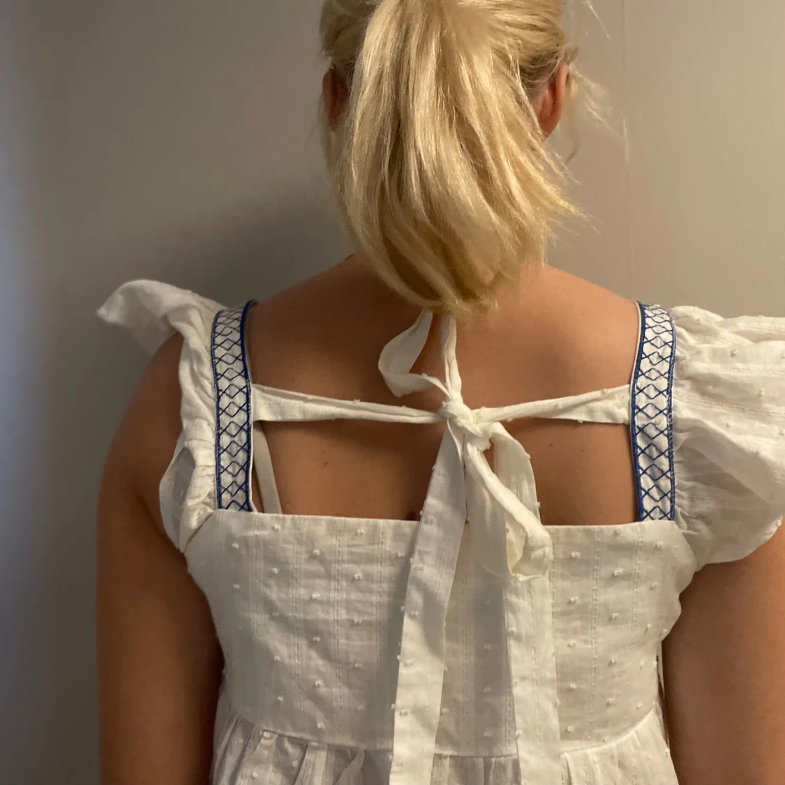 Vit blus med blå broderier och volangärmar - 1