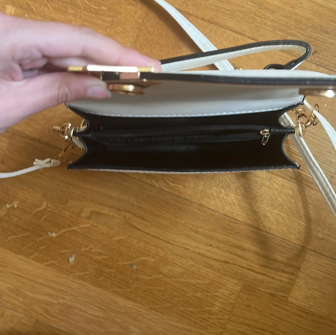 Vit axelväska med kedjedetalj - 2