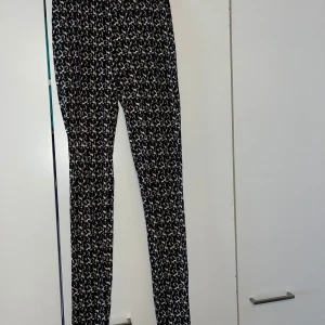 Leggingsit - Naisten pantterikuvioiset leggingsit. Koko S. Haara-lahje n 74cm, vyötärön leveys n 27cm.Kissatalous Mikäli hinta ei miellytä tarjoa rohkeasti!! Katsothan myös muut ilmoitukseni!!