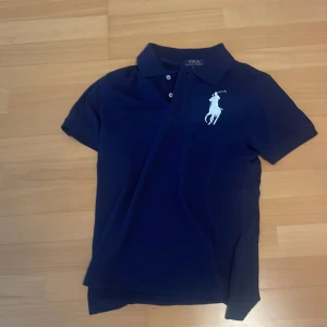 Ralph lauren piké  - Säljer min ralfh lauren pike 9/10 Ralph lauren priset är förhandlingsbart har använts fåtal gånger