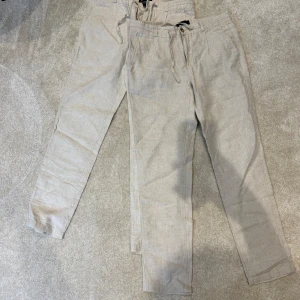 Mycket fina beige Linnebyxor ifrån Bondelid 499 - Säljer 2 st Bondelid linnebyxor i storlek 46 (S).  mitt pris för 2 st 699 eller ett par 399kr. Endast använda 2 gånger, märke att jag inte passade i linnebyxor. Finns i butik nu (MQ) för 899kr.