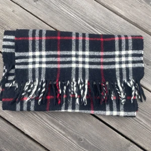 Svart burberry halsduk - Riktigt fet svart burberry halsduk i mycket fint skick