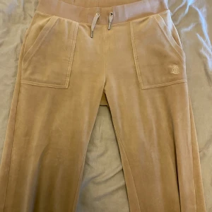 Beiga mjukisbyxor från Juicy Couture - Supermjuka och sköna beiga mjukisbyxor från Juicy Couture 