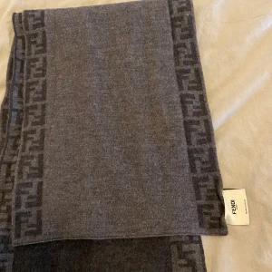 Fendi halsduk - Mycket fin fendi halsduk till salu