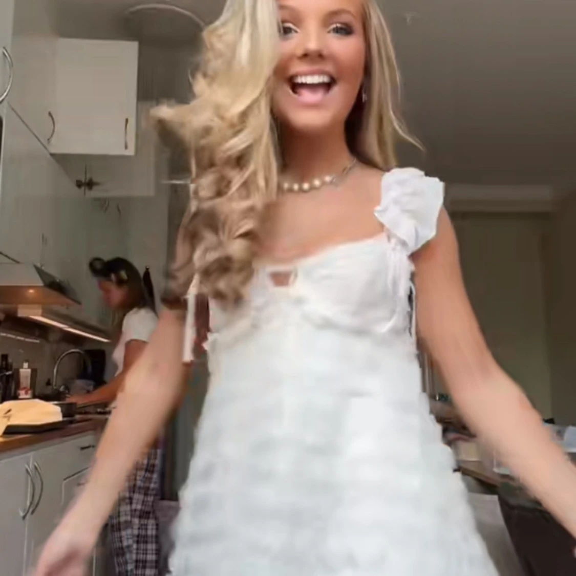 Vit volangklänning med rosetter - 1