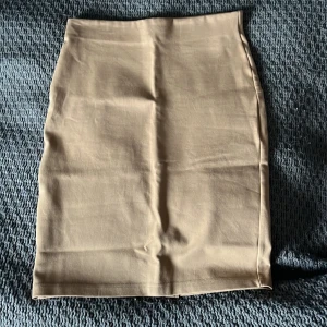 Brun/beige kjol från Cubus - Kjol från Cubus med en liten slits på baksidan. Perfekt till jobbet eller när man vill känna sig extra fin ✨Jag har använt den en gång. 