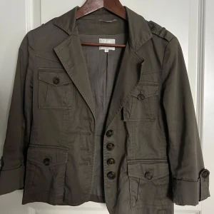 Tunn jacka - Snygg olivgrön kavaj/jacka med knappar och trekvartsärm. 