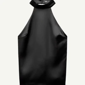 Zara satin halter top - Säljer nu denna superfina topp från Zara då jag inte tyckt jag passat i den. Den är oanvänd och endast testad💞💞
