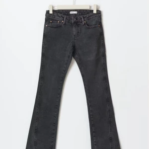 Svarta lågmidjade bootcut jeans - Säljer dessa as snygga jeans från ginatricot som tyvärr är för långa för mig och därför dom säljs. Dom är använda fåtal gånger och precis som ny! Inga defekter, skriv för fler bilder eller frågor 💞 går att diskutera priset