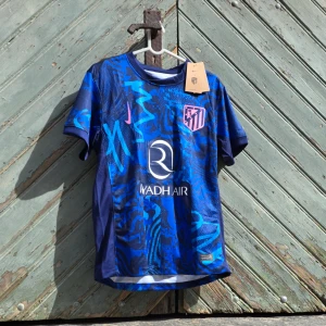 Atlético Madrid fotbollströja 💫 - Hej! Vi säljer just nu denna fräscha Atlético Madrid tröjan till ett sjukt pris. Den är perfekt nu inför sommaren ☀️🌟Tröjan är i storlek S 👕Kontakta oss för mer information ℹ️ 