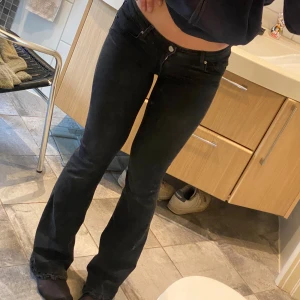  bootcut jeans - Midjemått är 77. Jag är 175 cm lång och de sitter ganska långt på mig❤️❤️ lite söndriga längst nere men inget man tänker på för mycket🫶🫶 de är mörk grå inte svart!