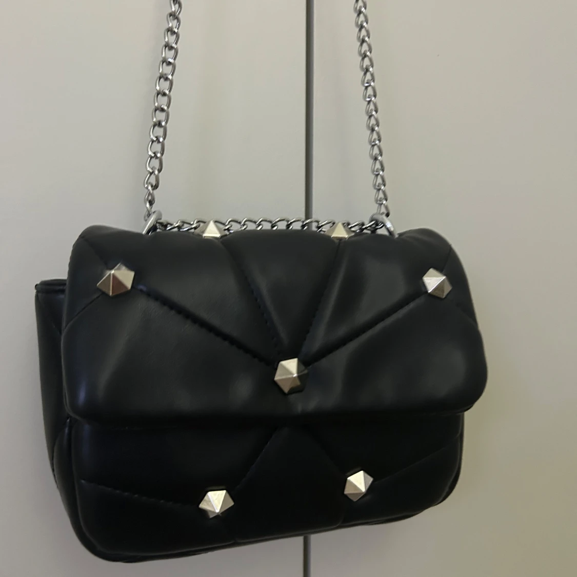 Svart axelväska med kedja - 2