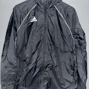 Adidas regnjacka  - Säljer en adidas regnjacka i bra skick. 