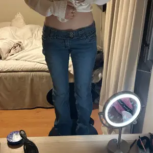 Snygga blå jeans med låg midja och bootcut. De har dubbla knappar fram och dekorativa sömmar på bakfickorna. Perfekta och väldigt fint skick. Från märket Angel. Köpta i new York för 70$. 💕💕